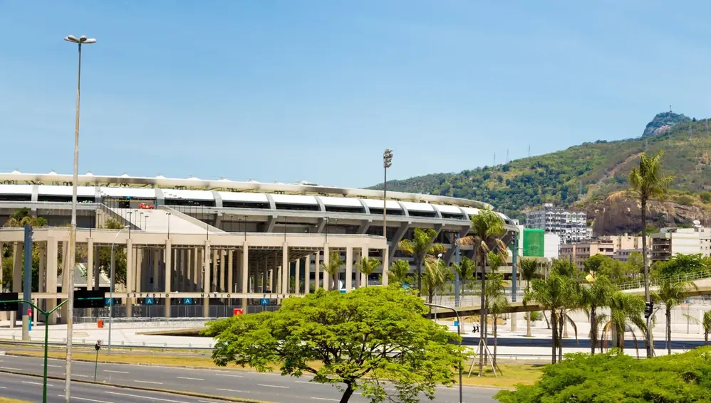 Exterior de um estádio de futebol sob céu limpo